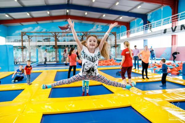 Прыжки в батутном центре в Ярославле. Сервис Ultra Подарки. Купить подарочный сертификат на батутный центр. Подарите прыжки на батуте для детей и взрослых в Ярославле. Сервис UltraPodarki.ru 8 800 505 95 30. Батутный центр Ярославль, батутный центр, прыжки на батуте Ярославль, купить батут Ярославль, батут, батут Ярославль