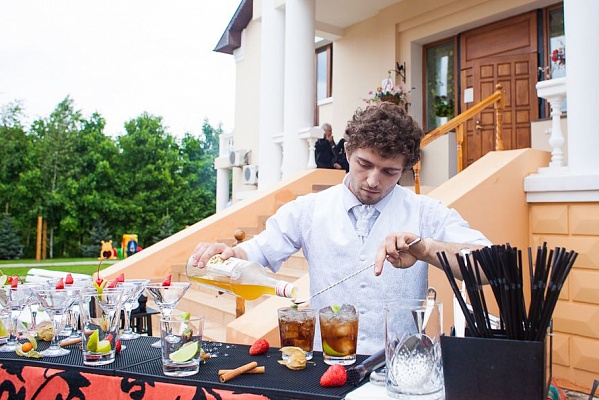 Выездной бар в Ярославле. Ultra Подарки. Купить выездной бар в Ярославле. Пирамида из шампанского бармен шоу и другие возможности выездного бара. Сервис UltraPodarki.ru 8 800 505 95 30. Выездной бар Ярославль, выездной бар, мобильный бар Ярославль, мобильный бар, переносной бар Ярославль, переносной бар, выездной бар на мероприятие Ярославль, выездной бар на мероприятие