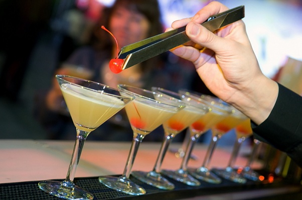 Выездной бар в Ярославле. Ultra Подарки. Купить выездной бар в Ярославле. Пирамида из шампанского бармен шоу и другие возможности выездного бара. Сервис UltraPodarki.ru 8 800 505 95 30. Выездной бар Ярославль, выездной бар, мобильный бар Ярославль, мобильный бар, переносной бар Ярославль, переносной бар, выездной бар на мероприятие Ярославль, выездной бар на мероприятие