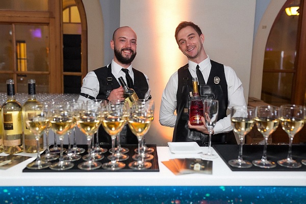 Выездной бар в Ярославле. Ultra Подарки. Купить выездной бар в Ярославле. Пирамида из шампанского бармен шоу и другие возможности выездного бара. Сервис UltraPodarki.ru 8 800 505 95 30. Выездной бар Ярославль, выездной бар, мобильный бар Ярославль, мобильный бар, переносной бар Ярославль, переносной бар, выездной бар на мероприятие Ярославль, выездной бар на мероприятие