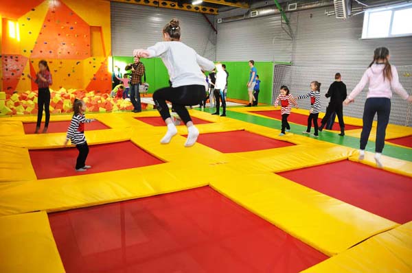 Прыжки в батутном центре в Ярославле. Сервис Ultra Подарки. Купить подарочный сертификат на батутный центр. Подарите прыжки на батуте для детей и взрослых в Ярославле. Сервис UltraPodarki.ru 8 800 505 95 30. Батутный центр Ярославль, батутный центр, прыжки на батуте Ярославль, купить батут Ярославль, батут, батут Ярославль