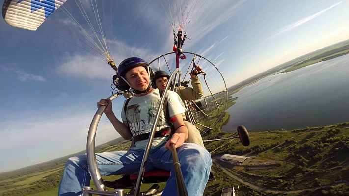 Полёт с инструктором на параплане в Ярославле. Ultra Подарки. Полёт с инструктором на параплане в Ярославле. Попробуйте полёт на двухместном параплане над столицей. Сервис: UltraPodarki.ru 8 800 505 95 30. Полёт на параплане, полёт на параплане Ярославль, полёт с инструктором на параплане Ярославль, полёт с инструктором на параплане, параплан Ярославль, параплан, парапланеризм Ярославль, купить параплан Ярославль