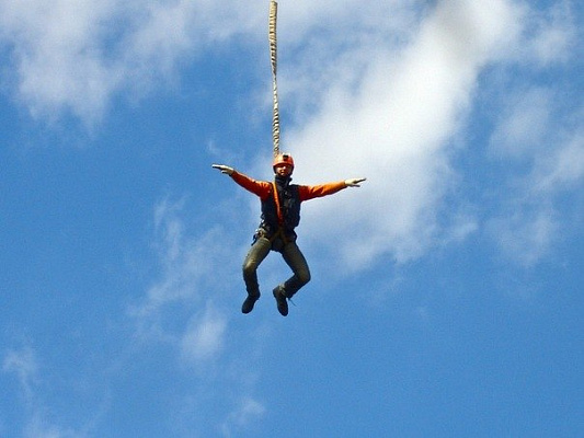 Роупджампинг - прыжки с верёвкой в Ярославле. Подарочные сертификаты Ultra Подарки. Роупджампинг в Ярославле - Экстремальный оригинальный подарок или подарочный сертификат на Роупджампинг - прыжки с верёвкой. Сервис UltraPodarki.ru 8-800-505-95-30. роупджампинг Ярославль, прыжок веревка Ярославль, роупджампинг, прыжок веревка, прыжок с веревкой, Подарок, подарочный сертификат, экстрим, экстремальный подарок