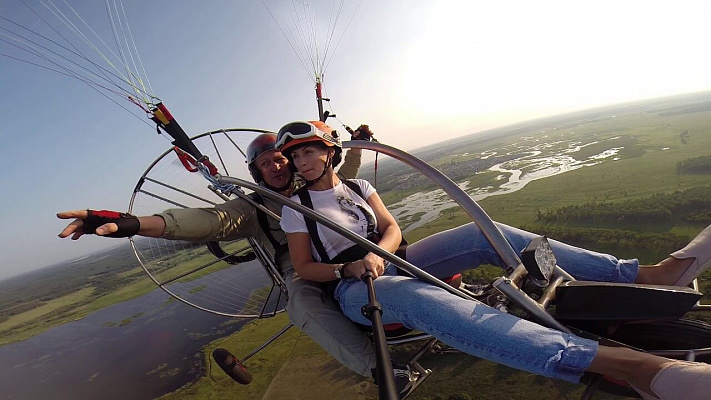 Полёт с инструктором на параплане в Ярославле. Ultra Подарки. Полёт с инструктором на параплане в Ярославле. Попробуйте полёт на двухместном параплане над столицей. Сервис: UltraPodarki.ru 8 800 505 95 30. Полёт на параплане, полёт на параплане Ярославль, полёт с инструктором на параплане Ярославль, полёт с инструктором на параплане, параплан Ярославль, параплан, парапланеризм Ярославль, купить параплан Ярославль
