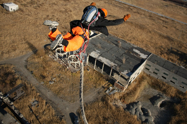 Роупджампинг - прыжки с верёвкой в Ярославле. Подарочные сертификаты Ultra Подарки. Роупджампинг в Ярославле - Экстремальный оригинальный подарок или подарочный сертификат на Роупджампинг - прыжки с верёвкой. Сервис UltraPodarki.ru 8-800-505-95-30. роупджампинг Ярославль, прыжок веревка Ярославль, роупджампинг, прыжок веревка, прыжок с веревкой, Подарок, подарочный сертификат, экстрим, экстремальный подарок