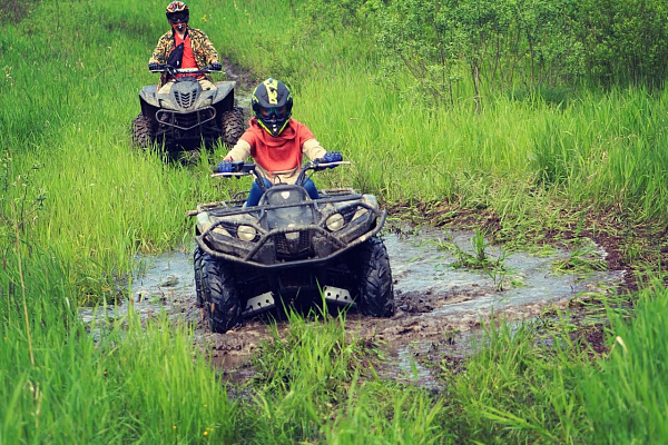 Прокат квадроциклов летом в Ярославле. Сервис Ultra Подарки. Подарочный сертификат на прокат квадроциклов летом и зимой в Ярославле. Закажите катание на квадроциклах недорого и наслаждайтесь активным отдыхом с друзьями. Выбирайте живописные маршруты для езды на квадроциклах. Сервис UltraPodarki.ru 8800-505-9530. Катание на квадроциклах, Прокат квадроциклов, езда на квадроцикле, прокат квадроциклов Ярославль, катание на квадроциклах Ярославль, Катание на квадроциклах летом, Катание на квадроциклах зимой, Сертификат на катание на квадроциклах 

