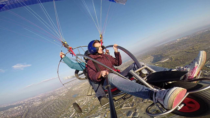 Полёт с инструктором на параплане в Ярославле. Ultra Подарки. Полёт с инструктором на параплане в Ярославле. Попробуйте полёт на двухместном параплане над столицей. Сервис: UltraPodarki.ru 8 800 505 95 30. Полёт на параплане, полёт на параплане Ярославль, полёт с инструктором на параплане Ярославль, полёт с инструктором на параплане, параплан Ярославль, параплан, парапланеризм Ярославль, купить параплан Ярославль