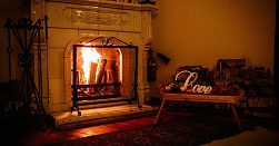 Романтическое свидание у камина