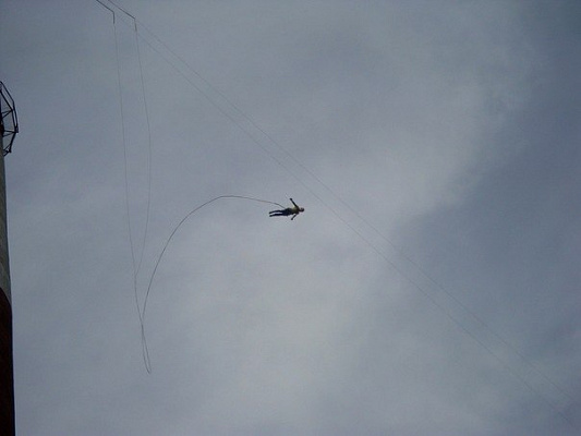 Роупджампинг - прыжки с верёвкой в Ярославле. Подарочные сертификаты Ultra Подарки. Роупджампинг в Ярославле - Экстремальный оригинальный подарок или подарочный сертификат на Роупджампинг - прыжки с верёвкой. Сервис UltraPodarki.ru 8-800-505-95-30. роупджампинг Ярославль, прыжок веревка Ярославль, роупджампинг, прыжок веревка, прыжок с веревкой, Подарок, подарочный сертификат, экстрим, экстремальный подарок