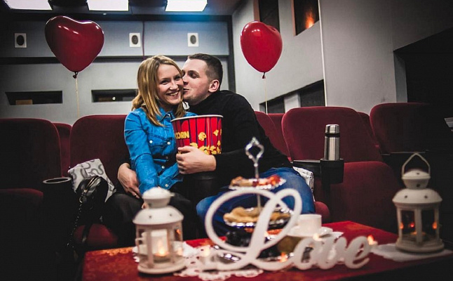 Романтическое свидание в кинотеатре в Ярославле. Ultra Подарки. Купить романтическое свидание в кинотеатре в Ярославле. Подарите самым близким незабываемые моменты и признайтесь в искренних чувствах. Сервис UltraPodarki.ru 8-800-505-95-30. Романтическое свидание в кинотеатре в Ярославле, свидание в Ярославле, свидание в кинотеатре, сертификат на свидание в кинотеатре, сертификат на свидание в Ярославле, купить свидание, купить свидание Ярославль, первое свидание, девушка свидание, хороший кинотеатре, романтический кинотеатре, романтический вечер, романтический ужин, романтические любимому, романтическая музыка