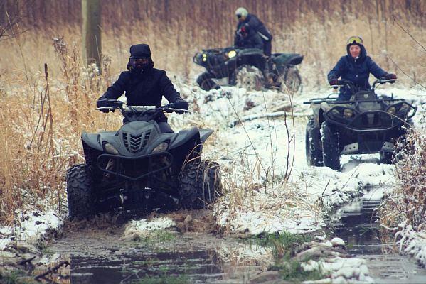 Прокат квадроциклов летом в Ярославле. Сервис Ultra Подарки. Подарочный сертификат на прокат квадроциклов летом и зимой в Ярославле. Закажите катание на квадроциклах недорого и наслаждайтесь активным отдыхом с друзьями. Выбирайте живописные маршруты для езды на квадроциклах. Сервис UltraPodarki.ru 8800-505-9530. Катание на квадроциклах, Прокат квадроциклов, езда на квадроцикле, прокат квадроциклов Ярославль, катание на квадроциклах Ярославль, Катание на квадроциклах летом, Катание на квадроциклах зимой, Сертификат на катание на квадроциклах 

