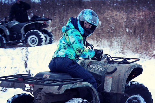 Прокат квадроциклов летом в Ярославле. Сервис Ultra Подарки. Подарочный сертификат на прокат квадроциклов летом и зимой в Ярославле. Закажите катание на квадроциклах недорого и наслаждайтесь активным отдыхом с друзьями. Выбирайте живописные маршруты для езды на квадроциклах. Сервис UltraPodarki.ru 8800-505-9530. Катание на квадроциклах, Прокат квадроциклов, езда на квадроцикле, прокат квадроциклов Ярославль, катание на квадроциклах Ярославль, Катание на квадроциклах летом, Катание на квадроциклах зимой, Сертификат на катание на квадроциклах 

