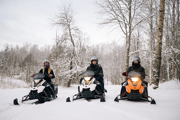 Катание на снегоходах в Ярославле в подарок. Сервис Ultra Подарки
. Подарочный сертификат на катание на снегоходах в Ярославле с друзьями. Закажите прокат снегоходов в подарок для мужчины по привлекательным ценам. Живописные маршруты для езды на снегоходах это отличная возможность активного отдыха. Сервис UltraPodarki.ru 8 800 505 95 30. катание на снегоходах, подарочный сертификат на катание на снегоходе, прокат снегоходов, прокат снегоходов Ярославль, катание на снегоходах Ярославль, езда на снегоходе