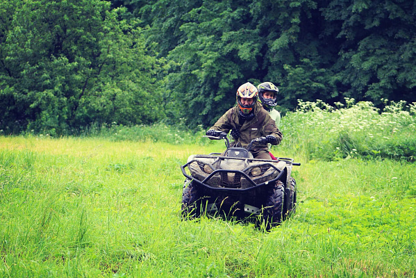 Прокат квадроциклов летом в Ярославле. Сервис Ultra Подарки. Подарочный сертификат на прокат квадроциклов летом и зимой в Ярославле. Закажите катание на квадроциклах недорого и наслаждайтесь активным отдыхом с друзьями. Выбирайте живописные маршруты для езды на квадроциклах. Сервис UltraPodarki.ru 8800-505-9530. Катание на квадроциклах, Прокат квадроциклов, езда на квадроцикле, прокат квадроциклов Ярославль, катание на квадроциклах Ярославль, Катание на квадроциклах летом, Катание на квадроциклах зимой, Сертификат на катание на квадроциклах 

